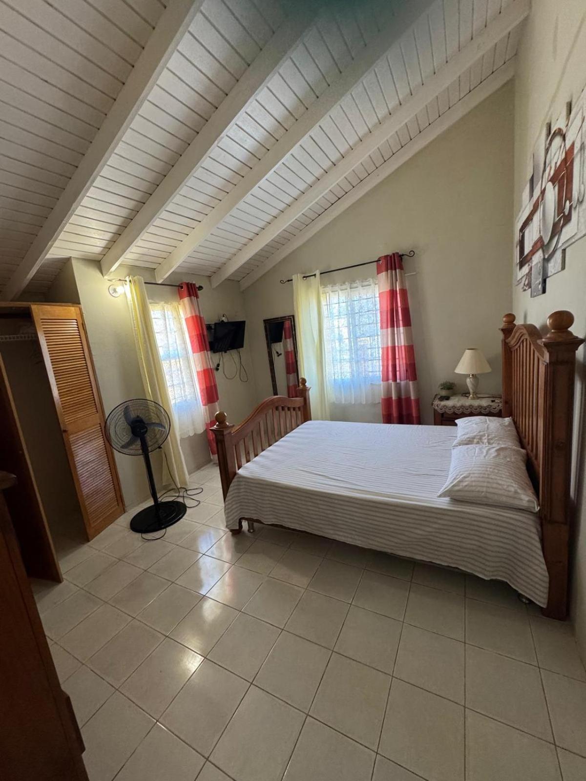 Rhyne Park Inn Montego Bay Exterior photo